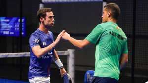 padel players checking