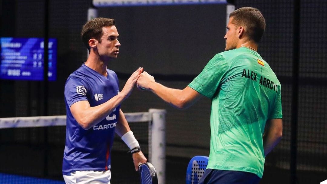 padel players checking